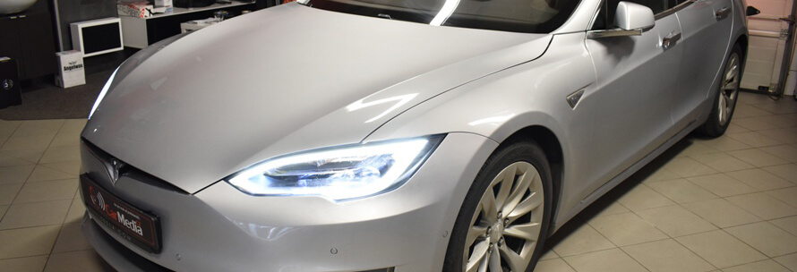 Tesla Model S - výměna předních a zadních reproduktorů, tlumení dveří, montáž zesilovače
