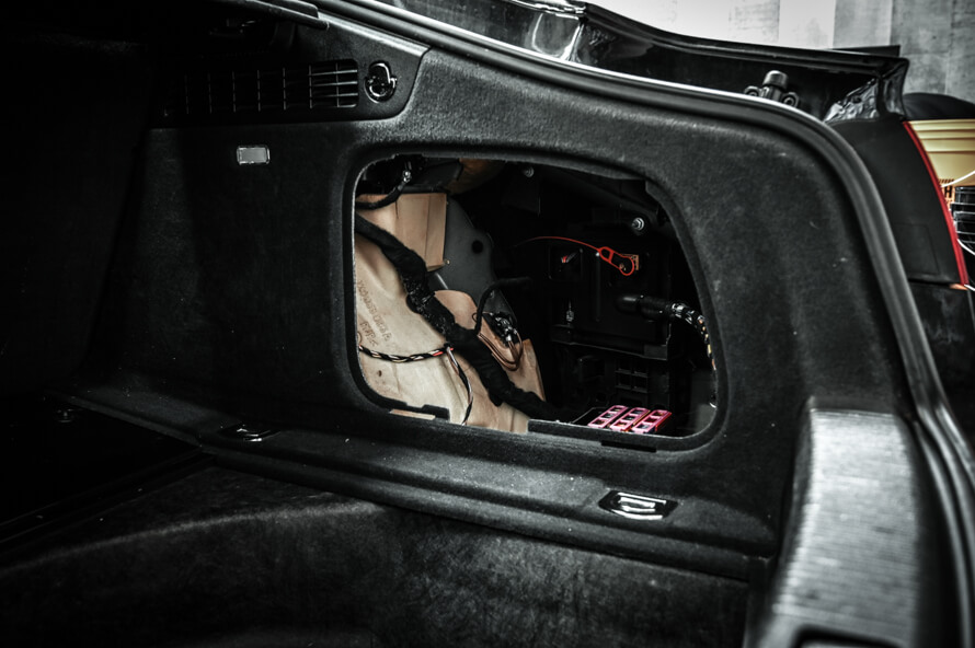 Audi A5 Sportback - montáž subwooferu do bočnice a zesilovače