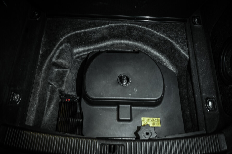 Audi A5 Sportback - montáž subwooferu do bočnice a zesilovače