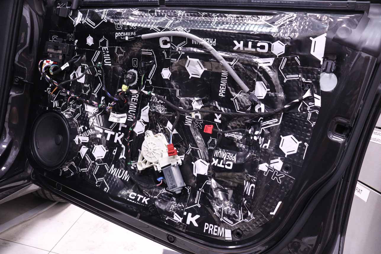 Volkswagen Arteon - odstranění vibrací předních dveří