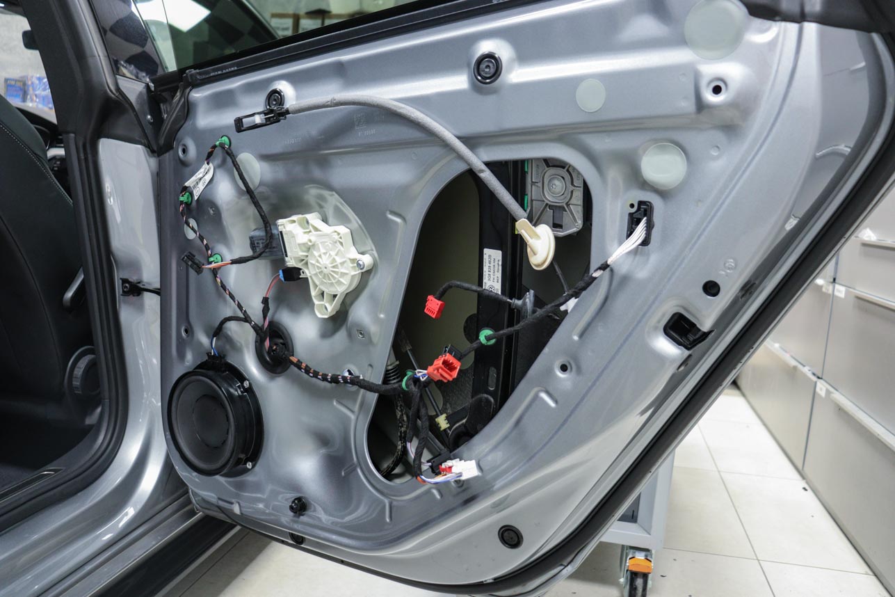 Volkswagen Arteon - vytlumení dveří a čalounění