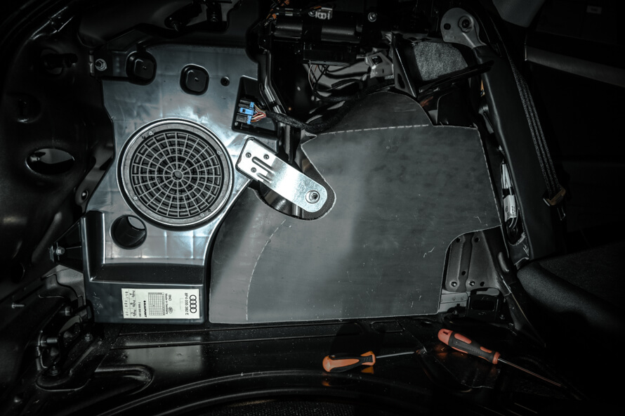 Audi A3 - montáž subwooferu do bočnice kufru