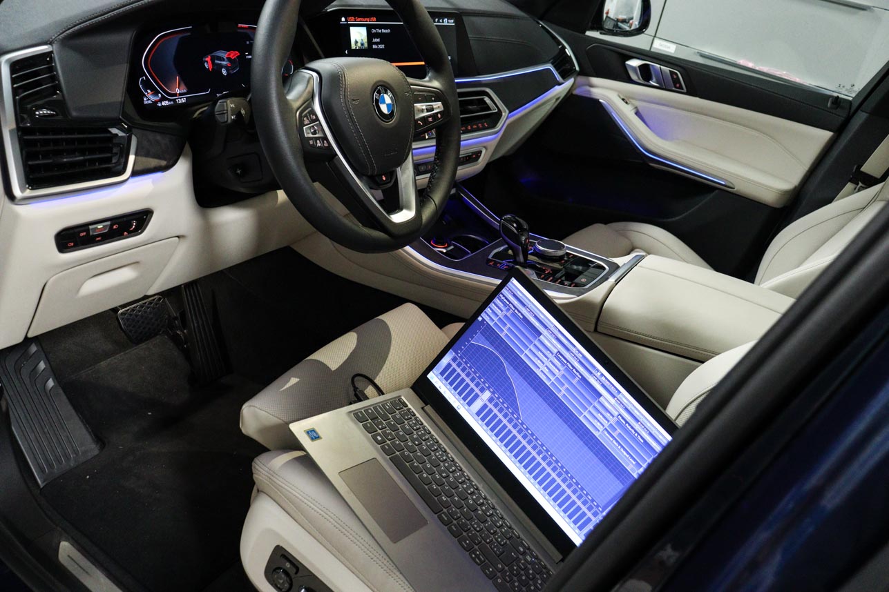 BMW X5 G05 - montáž zesilovače s DSP