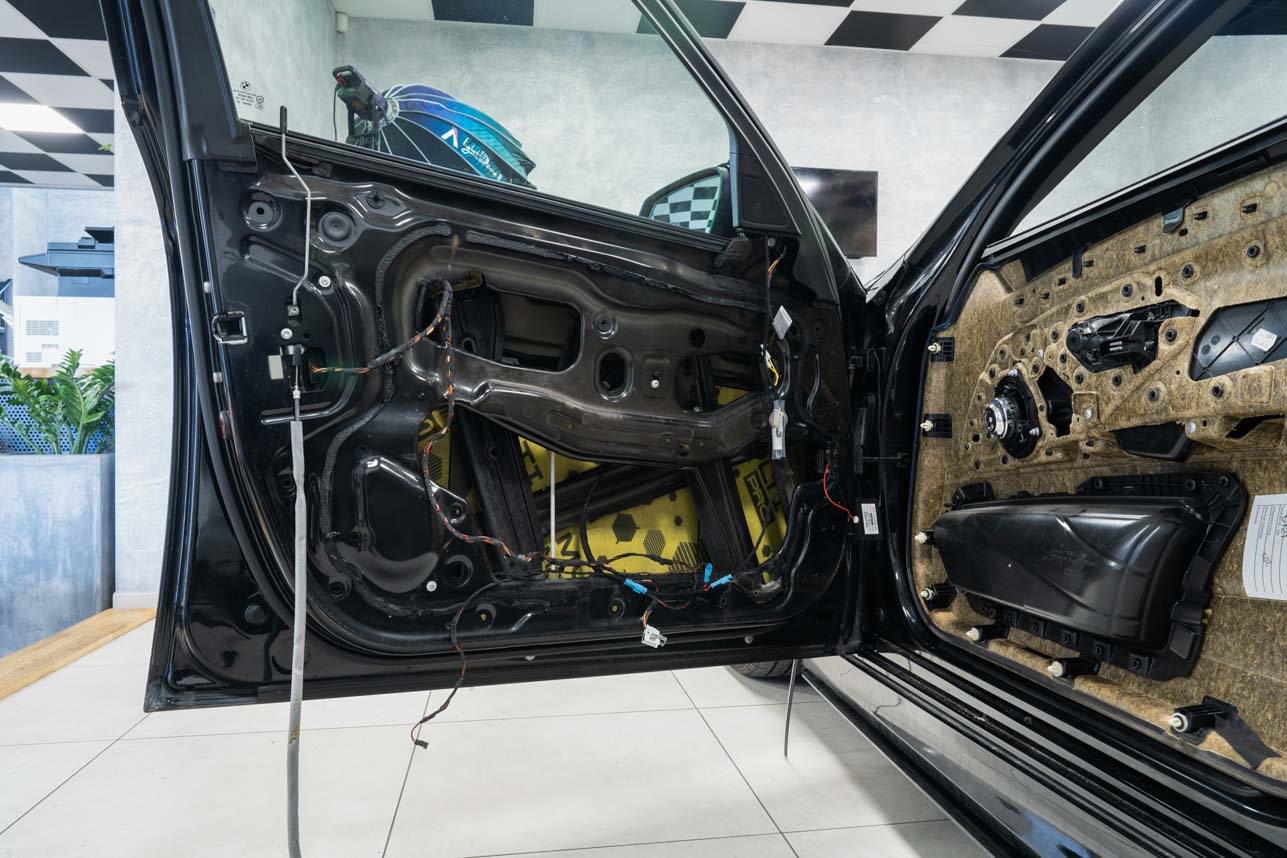 BMW 5 F10 - základní odhlučnění dveří