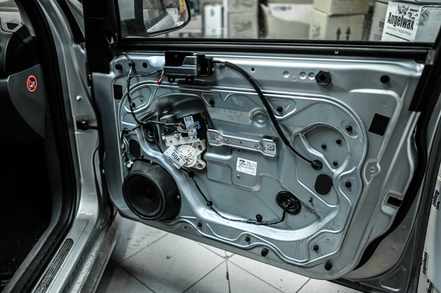 Ford Focus Mk2 - vytlumení dveří, montáž subwooferu a autorádia 