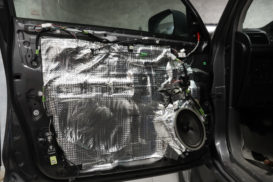 Toyota Land Cruiser L150 - vytlumení předních dveří