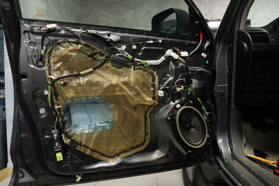 Toyota Land Cruiser L150 - vytlumení předních dveří