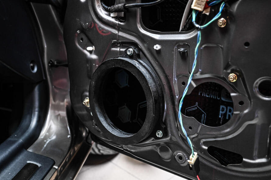 Toyota MR2 - výměna předních reproduktorů, vytlumení dveří