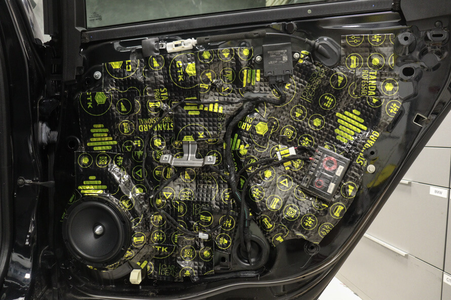 Ford Mondeo MkIV - výměna předních a zadních reproduktorů