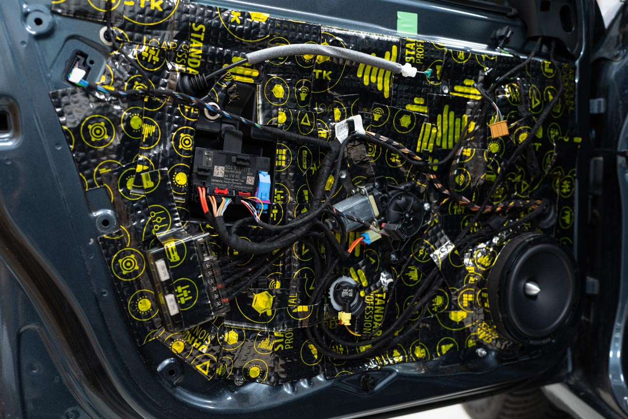 Škoda Octavia III - výměna předních reproduktorů, vytlumení dveří