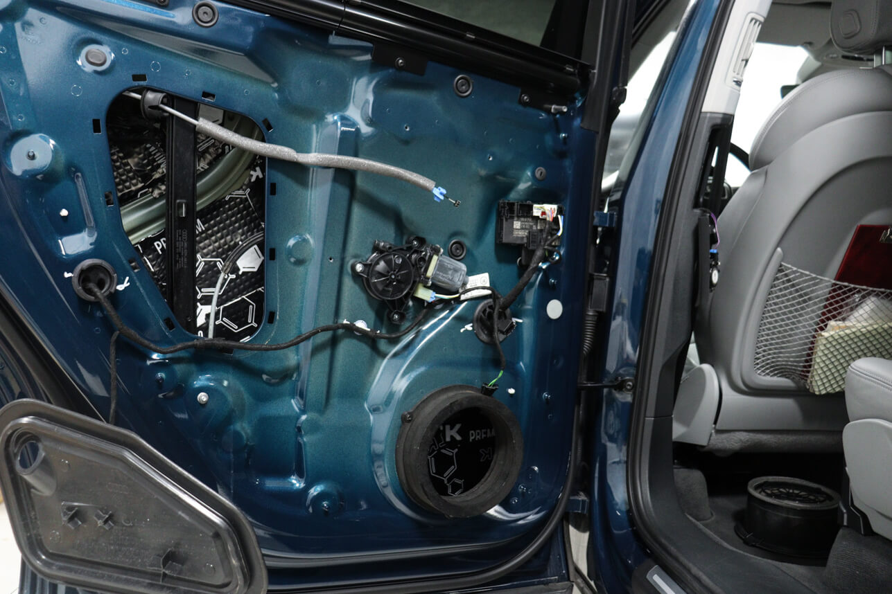 Audi Q7 - výměna reproduktorů, vytlumení dveří