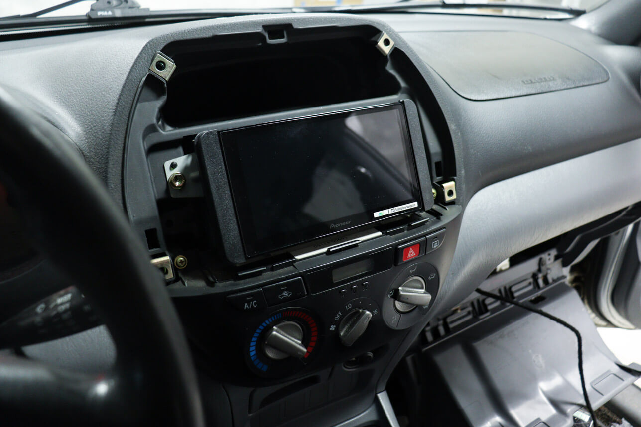 Toyota RAV4 - montáž multimediálního autorádia