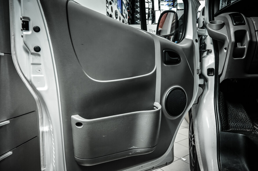 Renault Trafic - výměna předních reproduktorů, vytlumení dveří