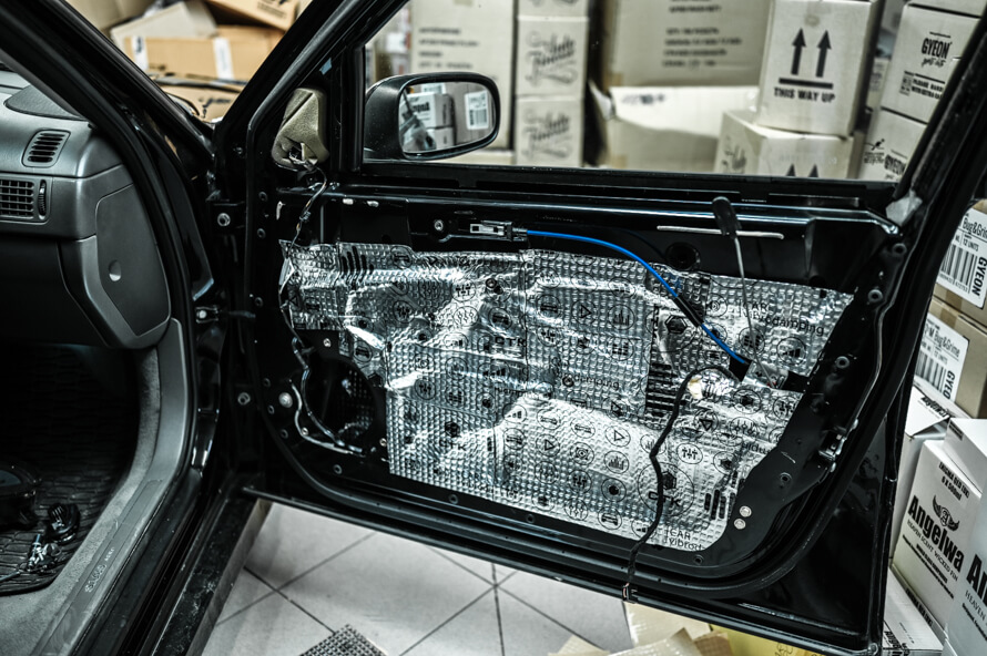 Saab 9.5 - montáž reproduktorů a autorádia, vytlumení dveří