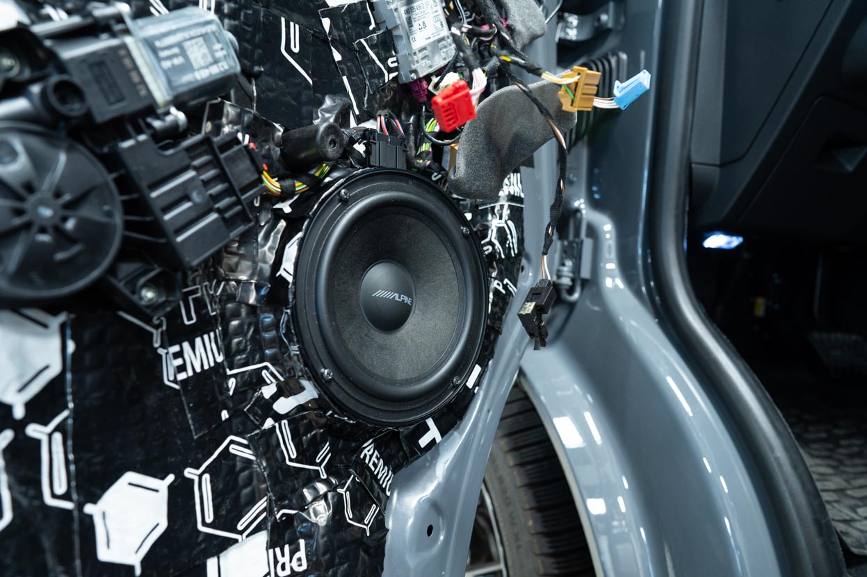 Montáž nových reproduktorů a vytlumení v Volkswagen T6.1