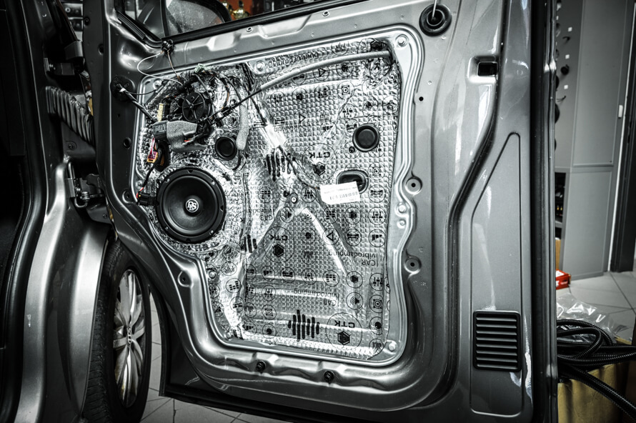 Volkswagen Multivan T6 - kvalitní hudba do auta