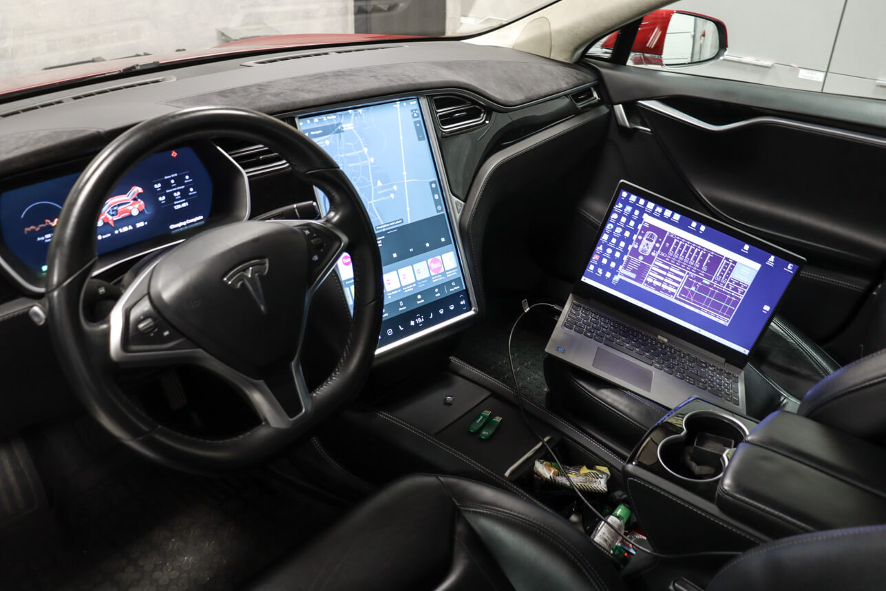 Tesla Model S - luxusní ozvučení