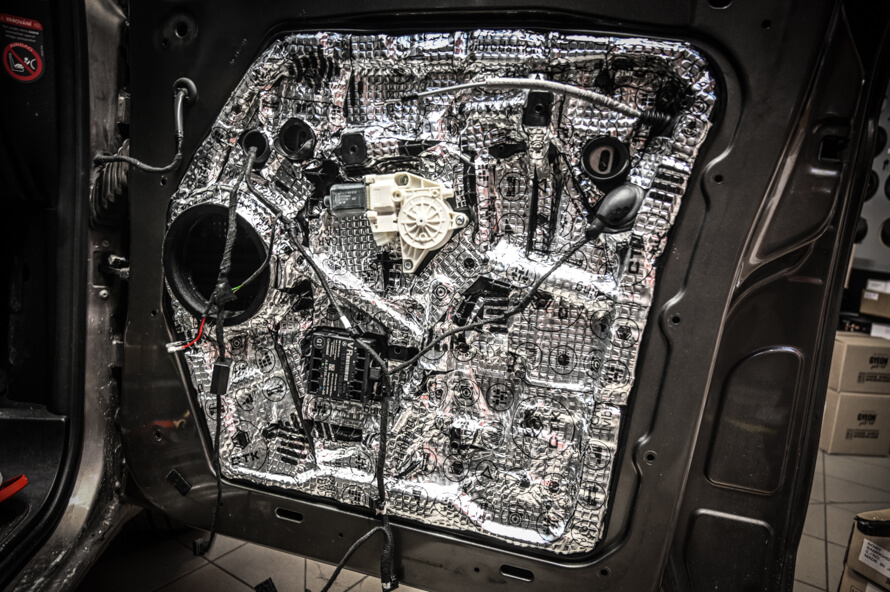 Mercedes V-Class W447 - výměna reproduktorů, tlumení dveří