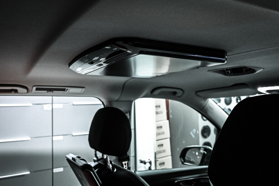 Mercedes V-Class - stropní monitor, černá skříňka