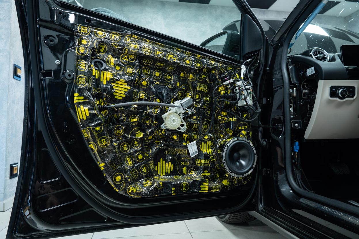 Mercedes B-Class W247 - výměna reproduktorů a vytlumení dveří