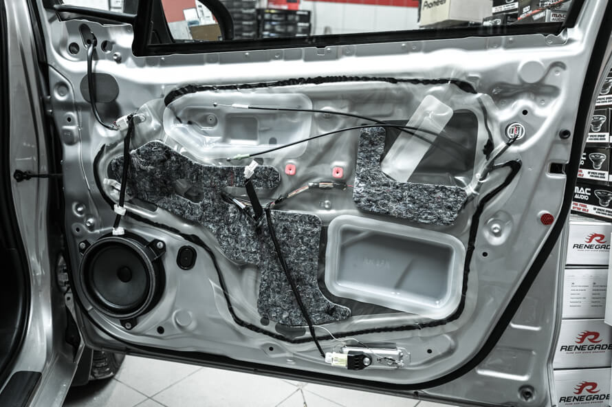 Toyota Yaris Hybrid - základní odhlučnění