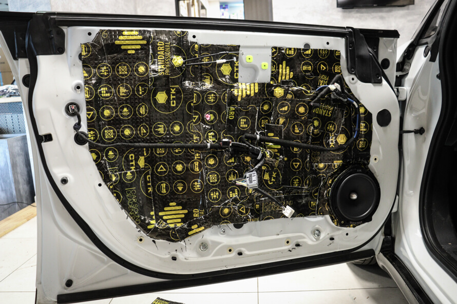 Honda e Advance - výměna předních reproduktorů, odhlučnění dveří