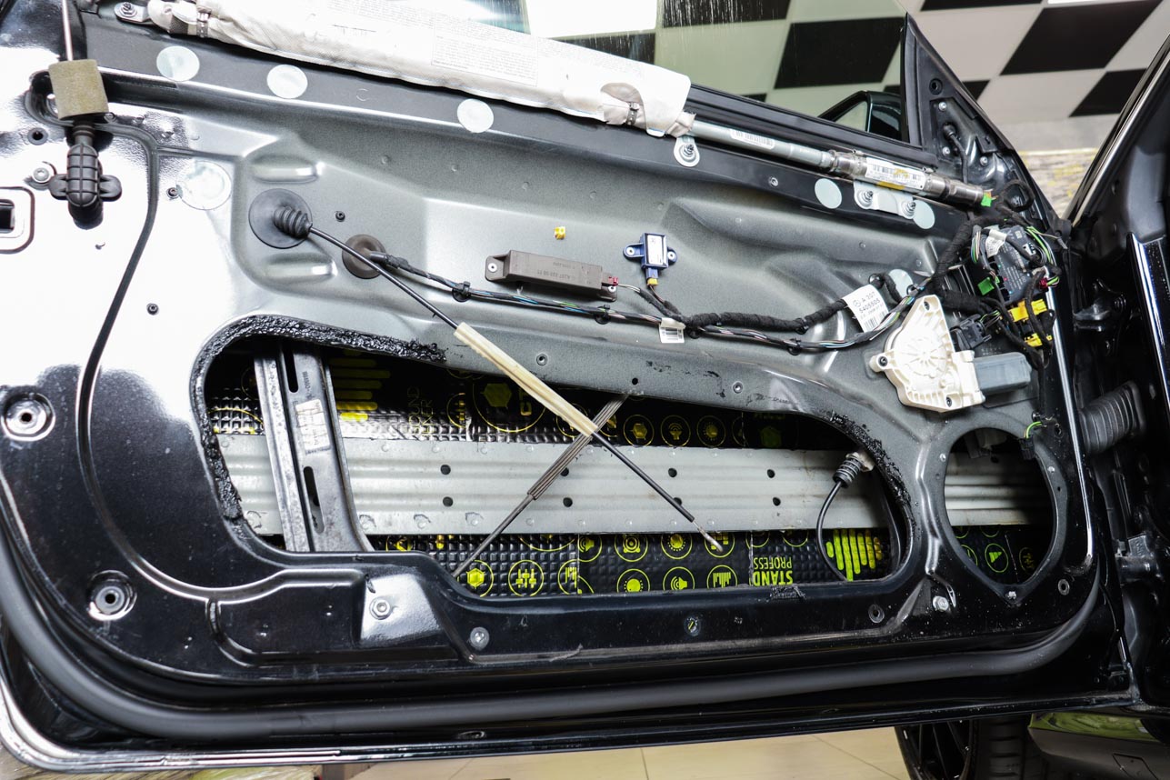 Mercedes W207 - vytlumení dveří a bočnic, výměna reproduktorů