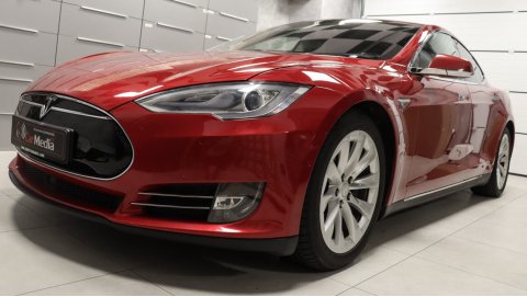 Tesla Model S - luxusní ozvučení
